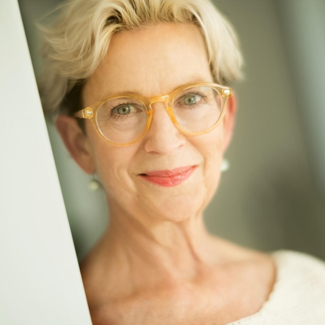 Roxanne Darling, F0rest Therapy Guide-in-Training portrait of roxanne darling, wearing glasses